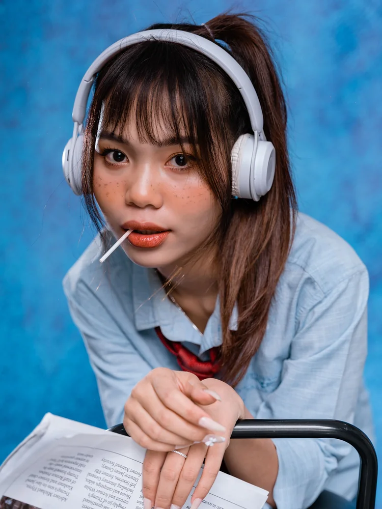 戴耳机的少女声优在录音棚中侧脸特写